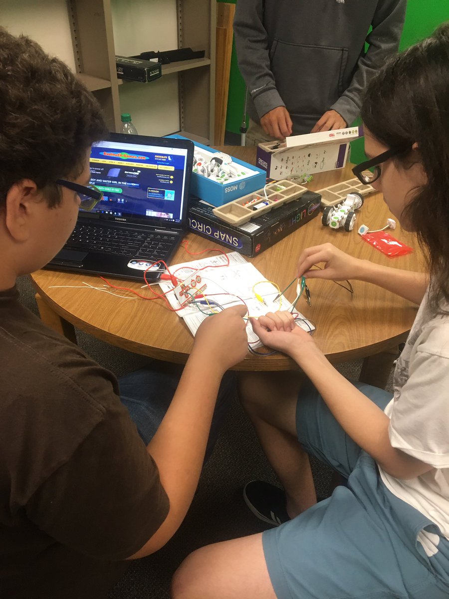 AltomSarah's tweet photo. Makey Makey in the NGC Library! @mrrodrigue #whywisd https://t.co/Jdxqt4Yl3u