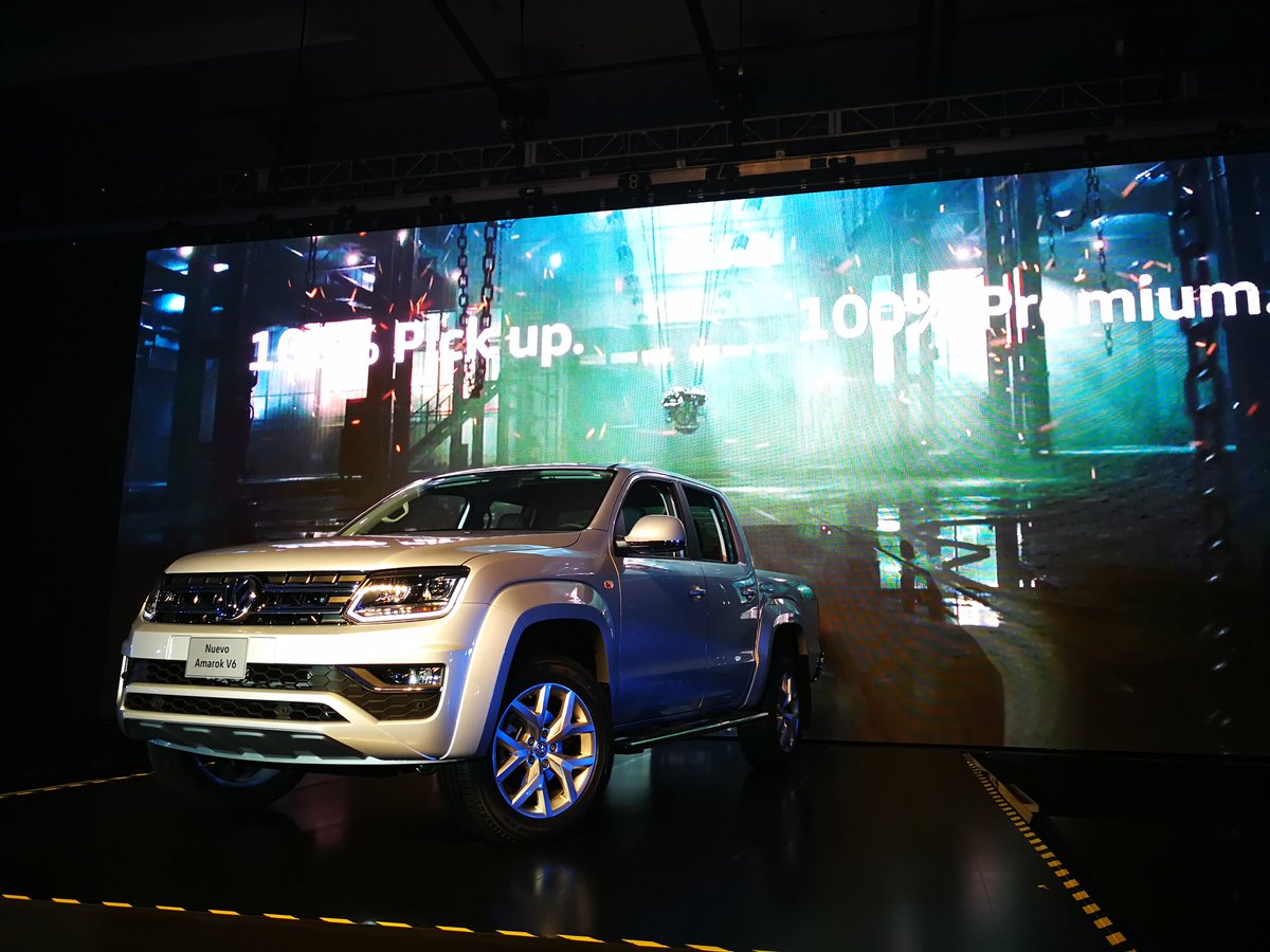 AutoBildMexico's tweet photo. Se presenta @VWMexico #Amarok. Dos versiones, 4 cil 2.0 lts y V6 3.0. Precios de $650,000 y $780,000. Disponible a partir del 15 de oct. https://t.co/AzuSQr79Lw