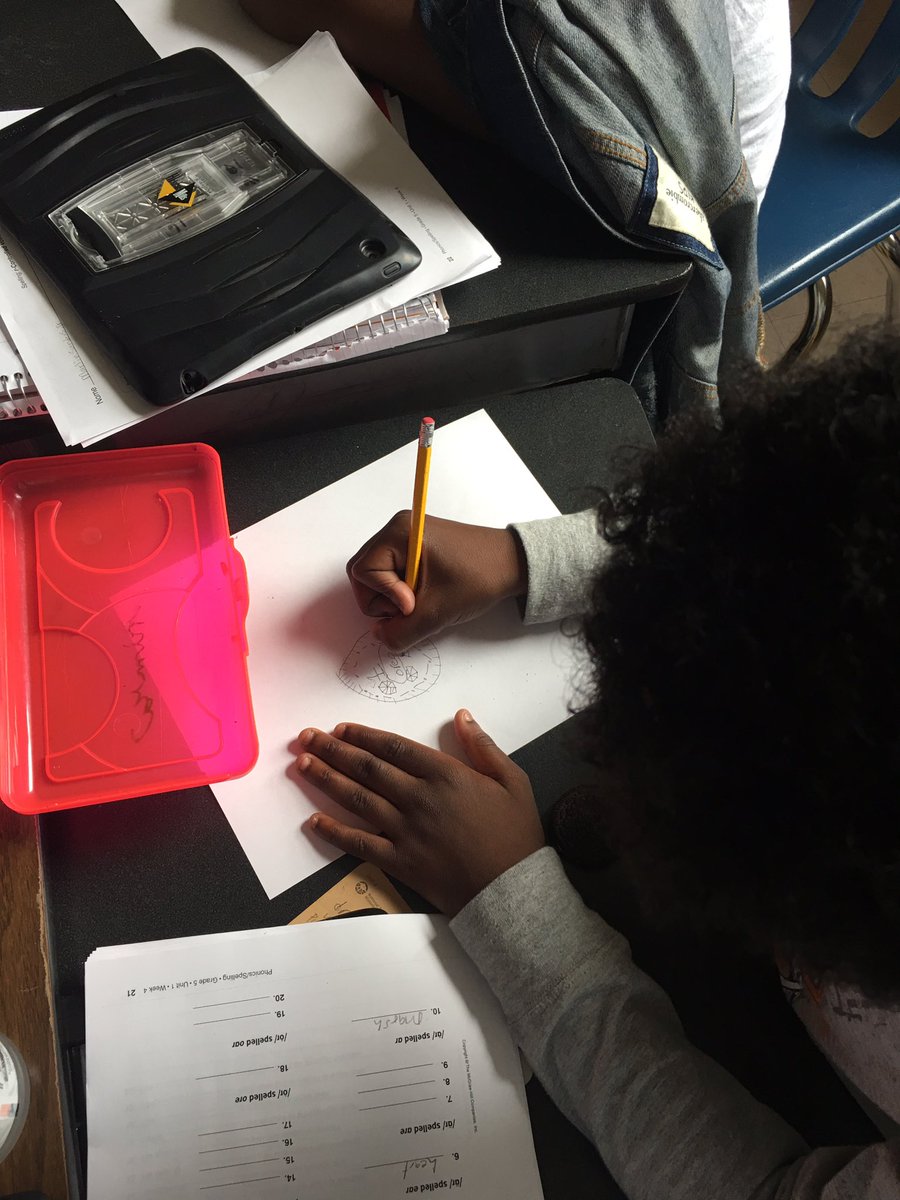 mrh5thgrade's tweet photo. Who knew an Oreo could be used as a writing tool? https://t.co/vCYXK3X3WQ
