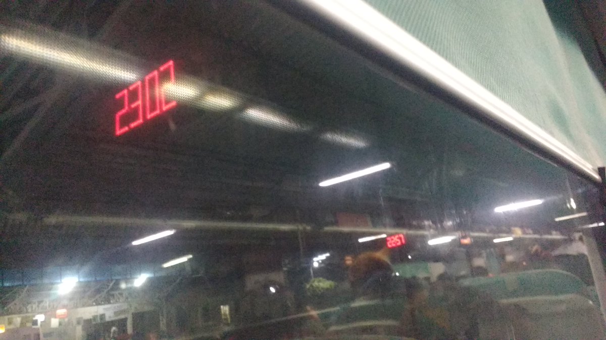 Arvind__Mishra's tweet photo. If trn is running late lets run the clock late. Wonder..when time zone line passes through mid of platform @RailMinIndia @PiyushGoyalOffc https://t.co/uful2iOpgT