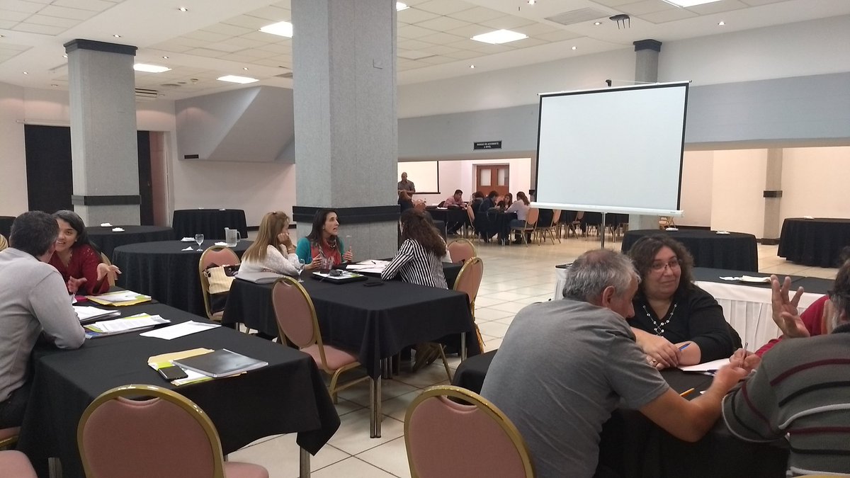 majitomat's tweet photo. Planificando los nuevos cursos de capacitación para matemática en ES.. se vienen los juegos para enseñar racionales! #BAHEOCT @BaheDfc https://t.co/3t0S00PeY8