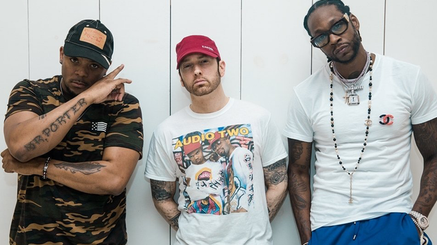 RapFavorites's tweet photo. Eminem's highly-anticipated new album is finally complete. https://t.co/sR1UwyCZvk https://t.co/q3DDWdTFc3