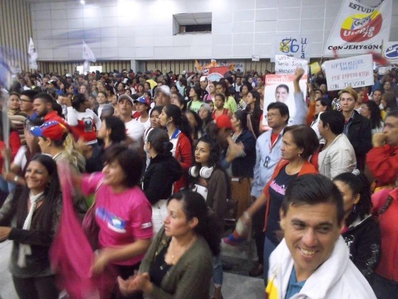 PartidoPSUV's tweet photo. Estudiantes universitarios resteados con Jehyson Guzmán --)) https://t.co/HbQiPidWDH  #En12DiasVictoriaDePaz https://t.co/hZWkKA6ueW