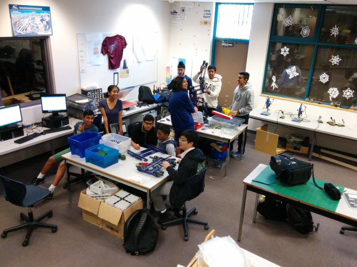 teacher_reuben's tweet photo. Envertronics (#4549) hard at work in preparation for the new VEX EDR Season #vex #Robotics #STEM #EClearns @ECSSinfo https://t.co/YJc6e6QSYo