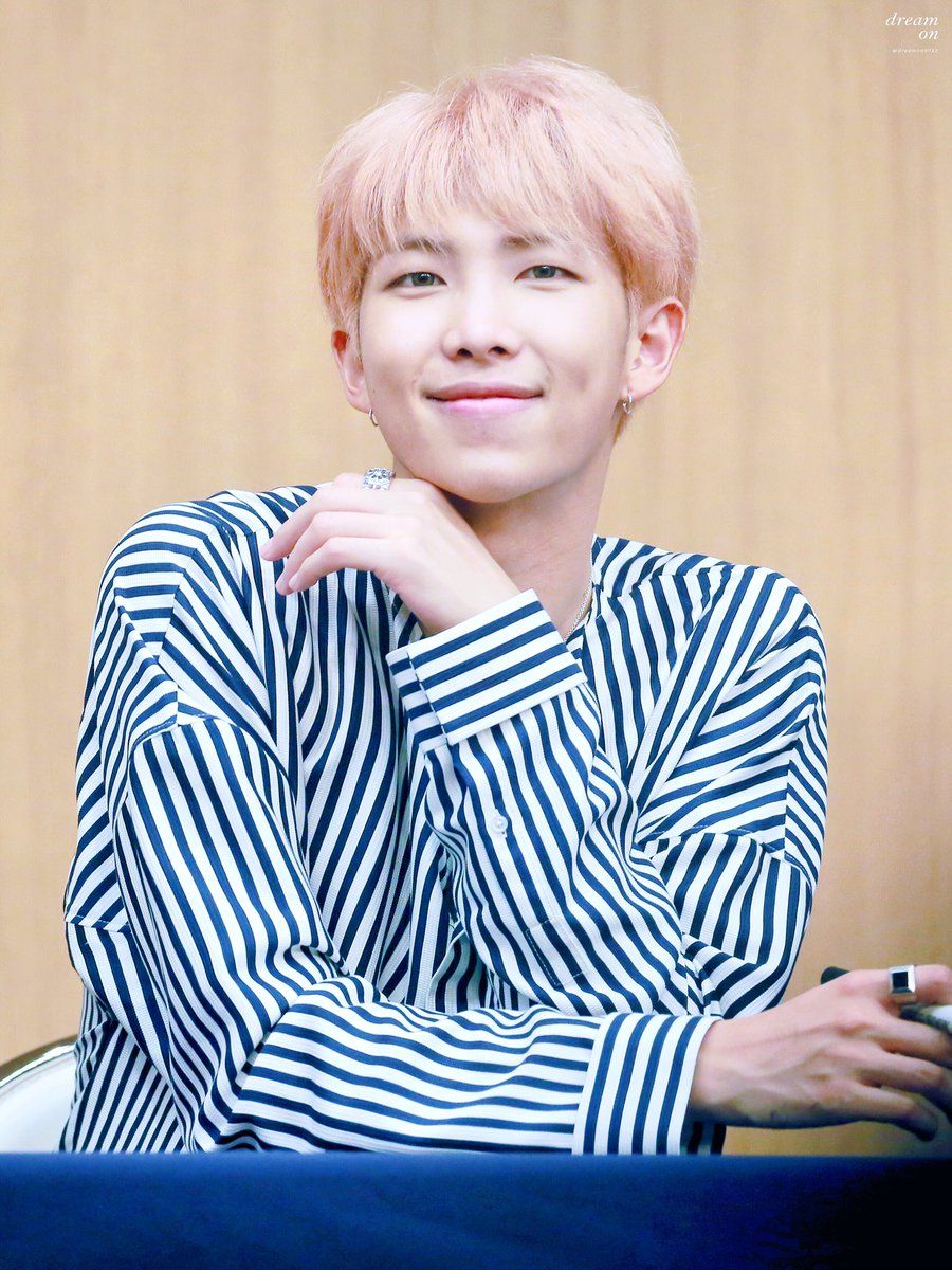 MarisolMndez20's tweet photo. @EnamorandonosTV  #MiNovioEs Kim Nam Joon💖 😍💘el mejor líder💖💖 https://t.co/R46Lm2PMnW