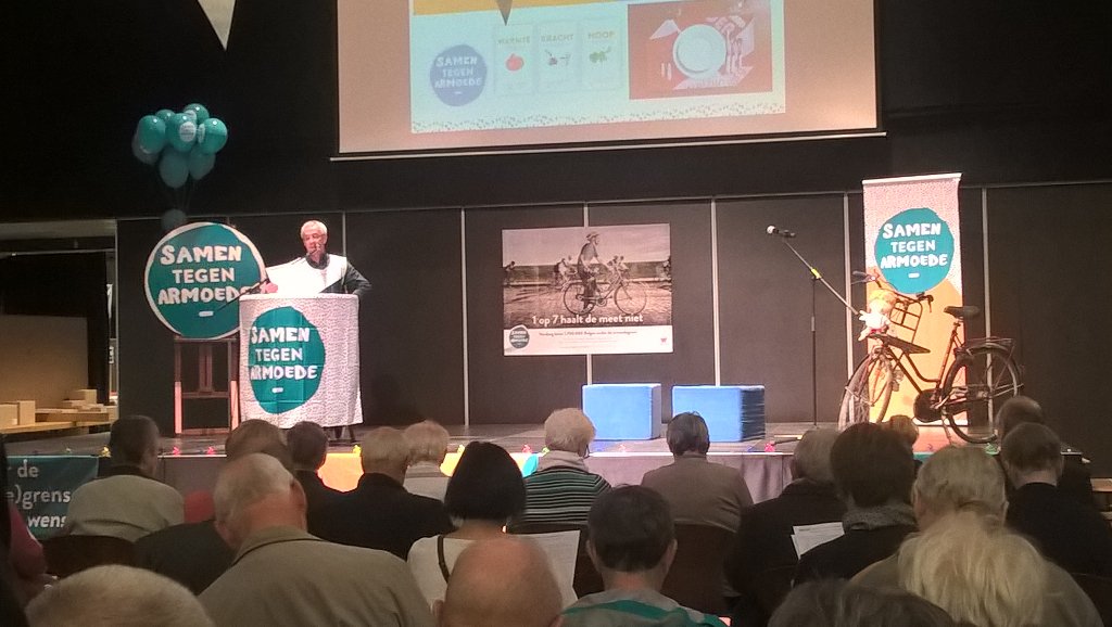 Samentegenarmoe's tweet photo. Nu de beurt aan prov. Antwerpen Vrijwilligers #samentegenarmoede geven startschot campagne #1op7 haalt de meet niet! https://t.co/2SkvtwoHtu