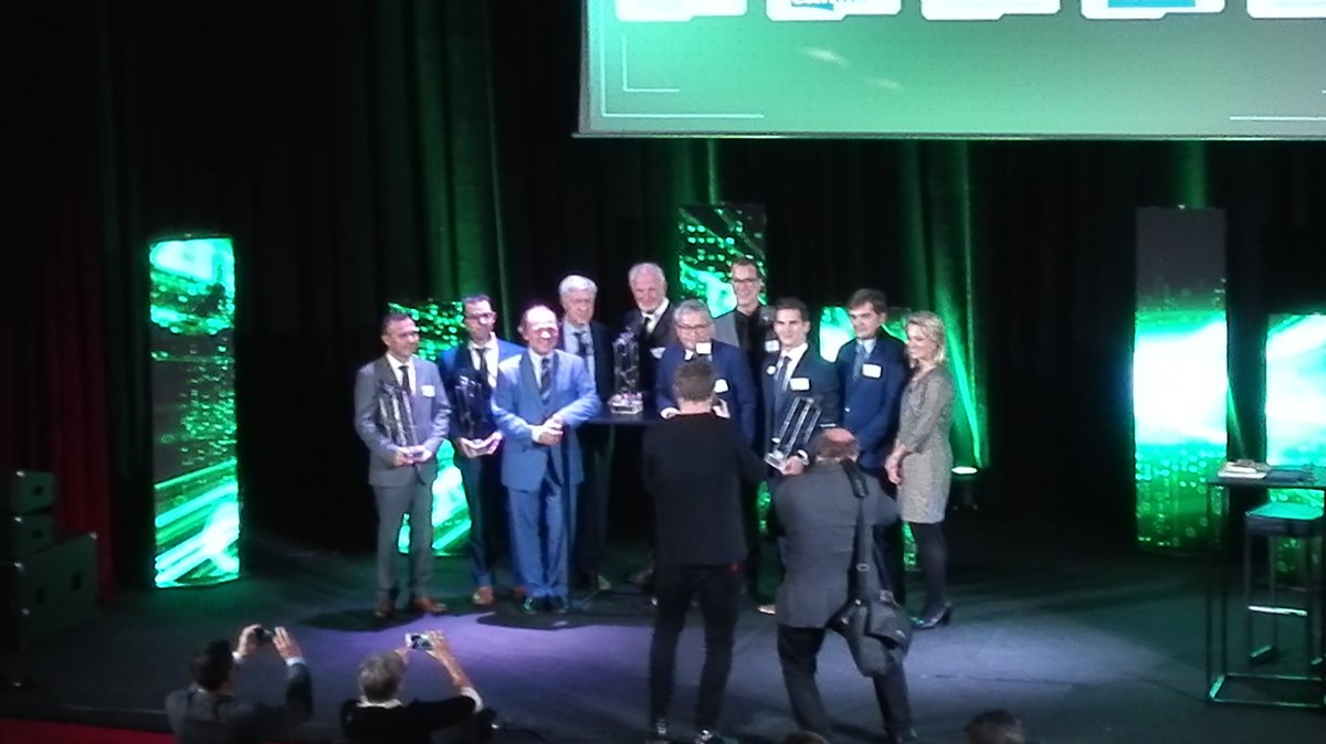 embuild_vl's tweet photo. Laureaten Jonge Vlaamse Aannemers met Tom Meeus van Federale Verzekering @_MDillen @philippemuyters https://t.co/eSZRfx31BV