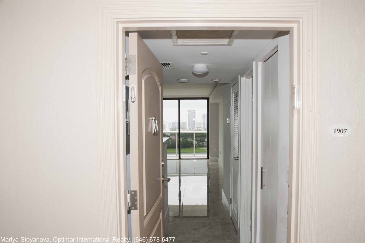 MariyaRealtor's tweet photo. Completely remodeled, spacious 1br apartment overlooking the majestic Turnberry Golf course. https://t.co/5cKJlfAjgM https://t.co/t2e9Hxa8UL