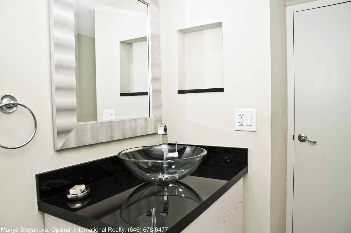 MariyaRealtor's tweet photo. Completely remodeled, spacious 1br apartment overlooking the majestic Turnberry Golf course. https://t.co/5cKJlfAjgM https://t.co/t2e9Hxa8UL