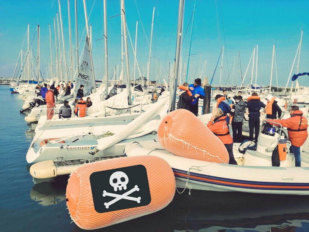 MicZambelli's tweet photo. Nei giorni passati abbiam svezzato 100ragazzi di prima superiore al Mare🌊 Un po' di nausea per qualcuno, emozioni per tutti!Domani altri 40! https://t.co/LfUD1lwm4M