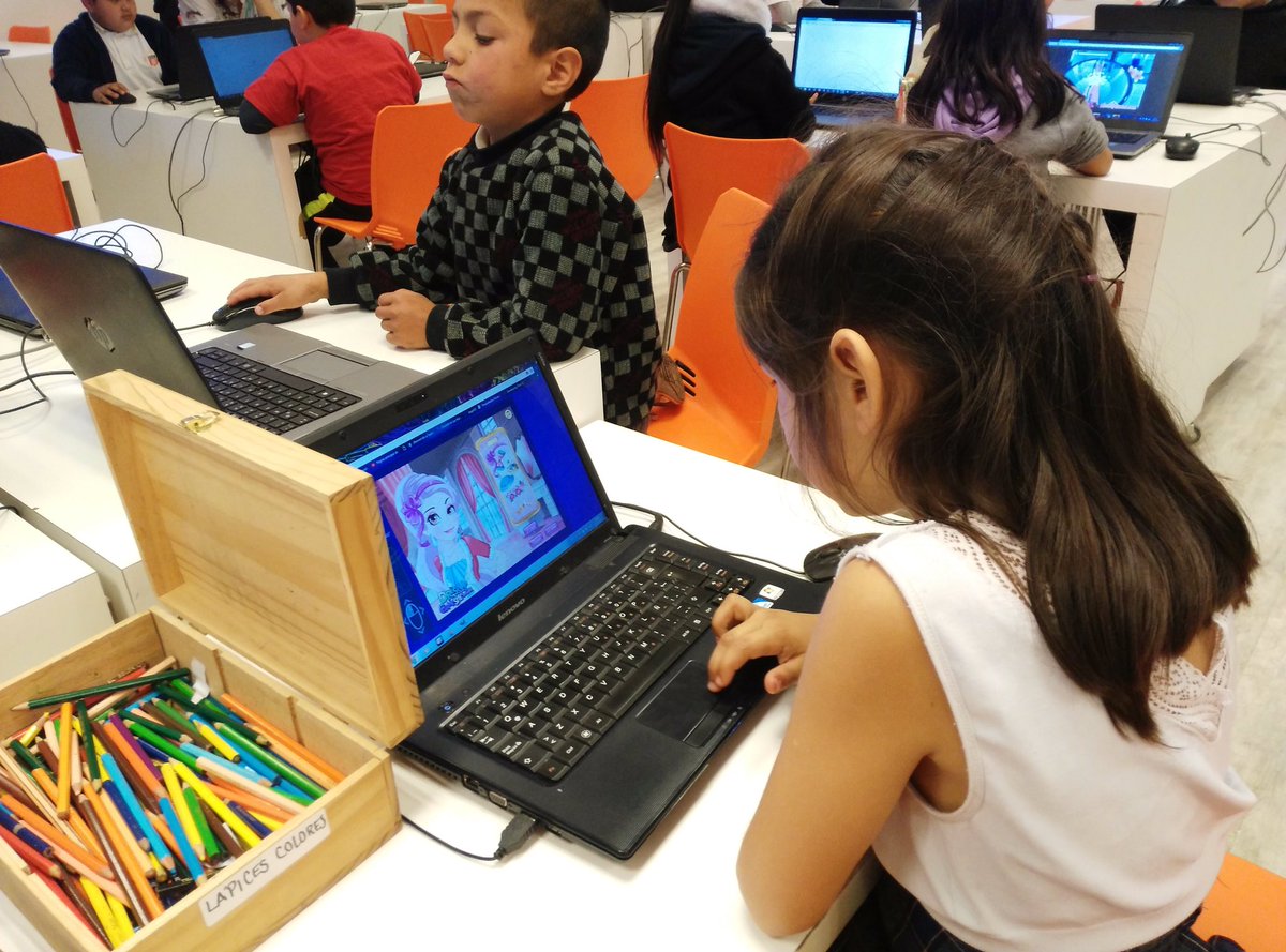 FTMovistarCL's tweet photo. Hoy nos visitaron de la Escuela Ciudad de Lyon 👦🏻👧🏻 L@s niñ@s de 1ro básico experimentaron con #Scratch en el taller #CuentosInteractivos 💻🐱 https://t.co/eBevZE0J7s