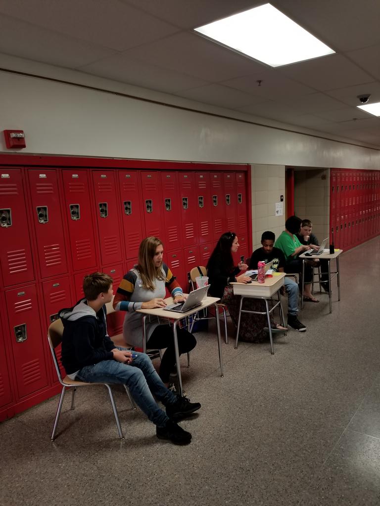 lmussini1's tweet photo. MRMS school counselors discussing 6 Yr Plans w/ 7th graders @MRMSlions @CbyersChristina @BCPScounseling https://t.co/sjdAMv44js