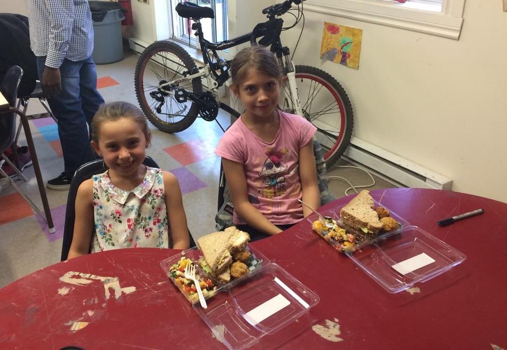 whmba's tweet photo. Heureux des solutions de la Mission pour offrir des repas sains à des jeunes montréalais. #Faim #RepasGratuits #signesvitaux @FondationGrMTL https://t.co/wWp7UbVwN4
