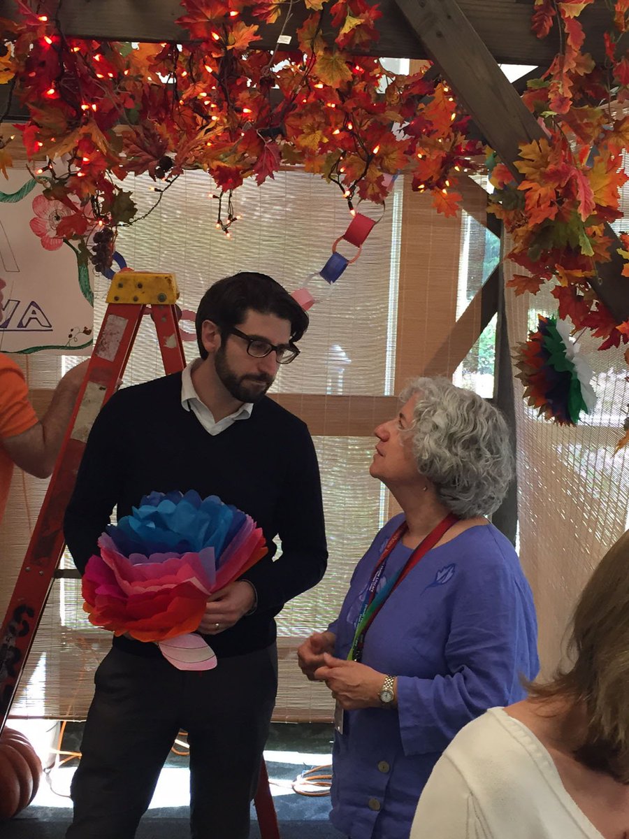 The New Jewish Home On Twitter The Sukkah At Sarah Neuman Looks Great Volunteers From Westchester Reform Temple Wrtemple Teamed Up With Our Residents To Decorate Https T Co Mqwg6py2um