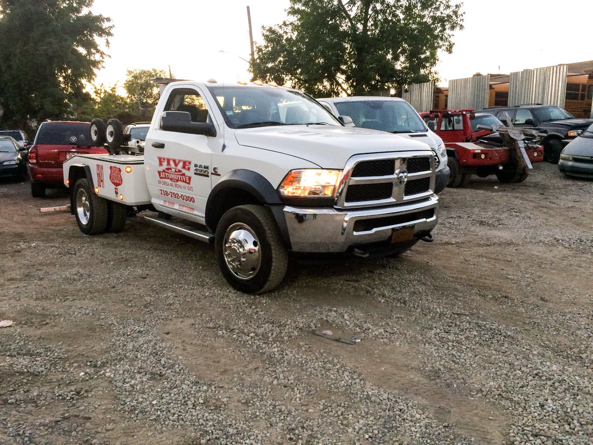 fivejsauto's tweet photo. We don’t charge an arm and a leg we just want your tows 🚘 Our 🚚are available 2️⃣4️⃣/7️⃣ Need a tow? Give us a call 📞718-792-0300 #FiveJsAuto https://t.co/pWGdiUP2ay