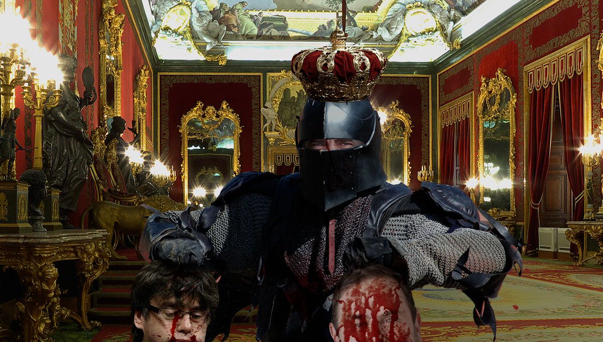 elmundotoday's tweet photo. Felipe VI comparece en armadura para mostrar a los españoles las cabezas cercenadas de Puigdemont y Junqueras https://t.co/Z9KLZVXIul https://t.co/em5FSSqPTs