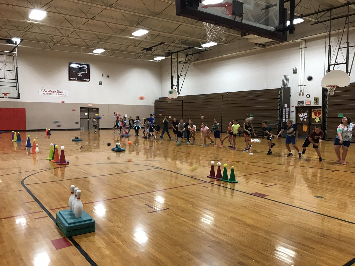 LRUEWildcats's tweet photo. Who's going to 'sink the ship' the fastest!! #PEfun #focusonaim #WeAreLR https://t.co/Rpy9KpMmwx