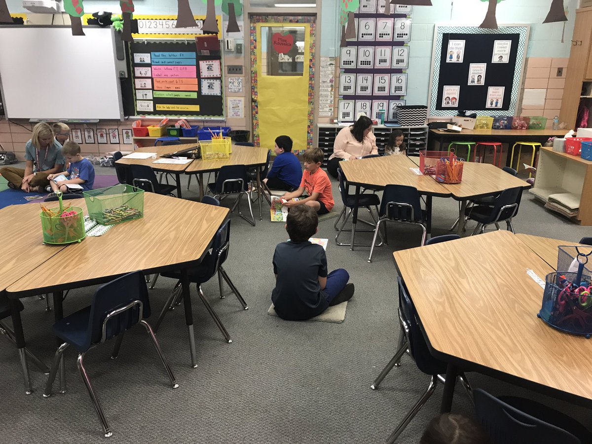 FranklinD64's tweet photo. KDG learn to re-read for information and to connect pages during reading workshop @MissRousakis #engageD64 #Falcons64 #LovePublicEducation https://t.co/RyVmCFF5aN