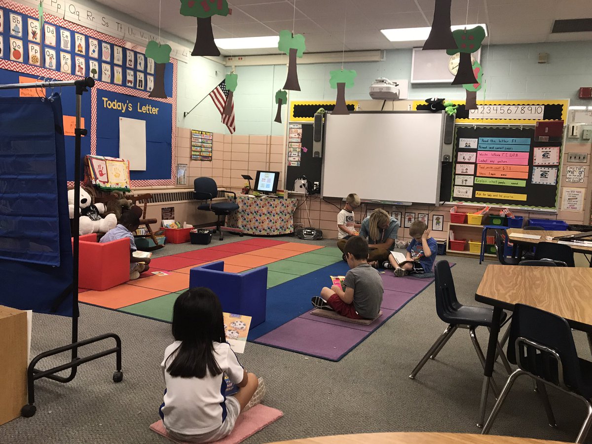 FranklinD64's tweet photo. KDG learn to re-read for information and to connect pages during reading workshop @MissRousakis #engageD64 #Falcons64 #LovePublicEducation https://t.co/RyVmCFF5aN