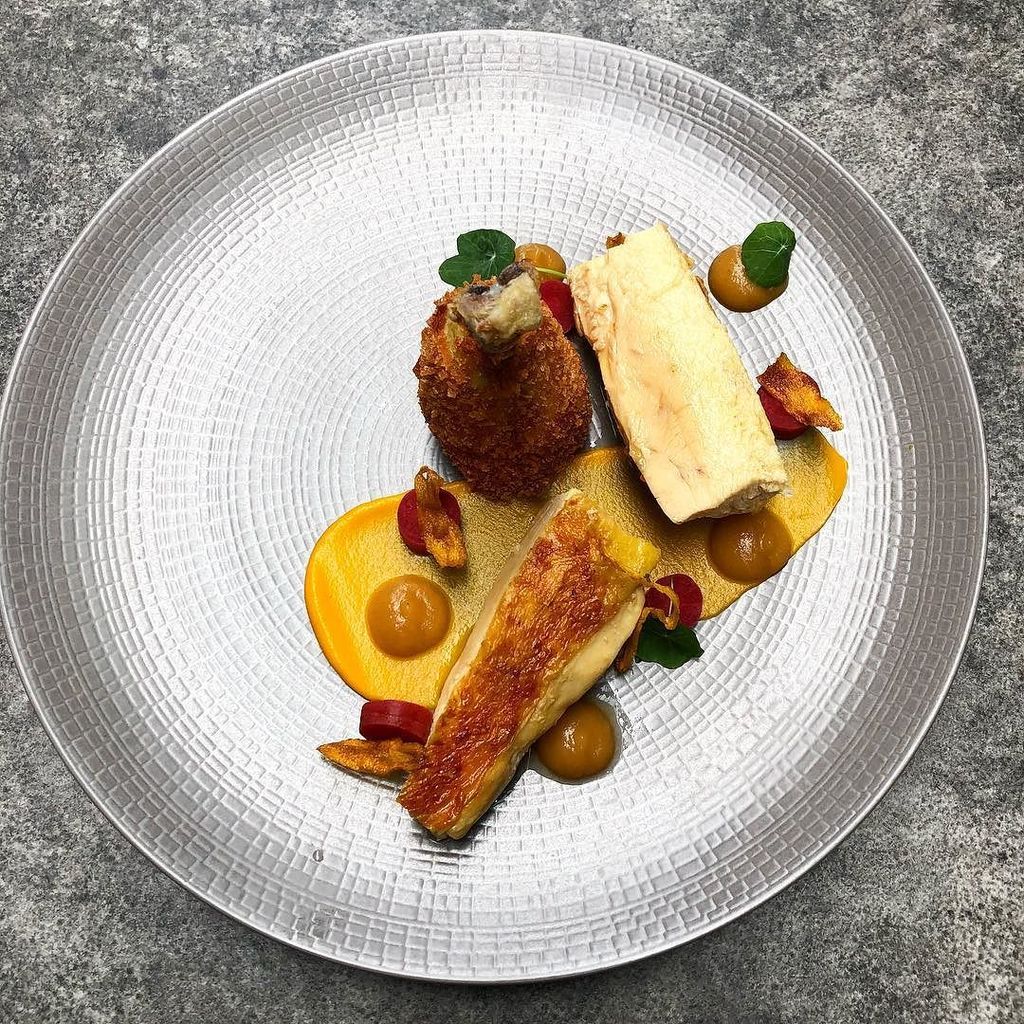 mikereidchef's tweet image. Corn Fed Chicken | Confit Leg | Breast | Fermented Carrots | Onion Ketchup @mrestaurants_ #newmenu #toplondonrestaurant #mikereidchef
