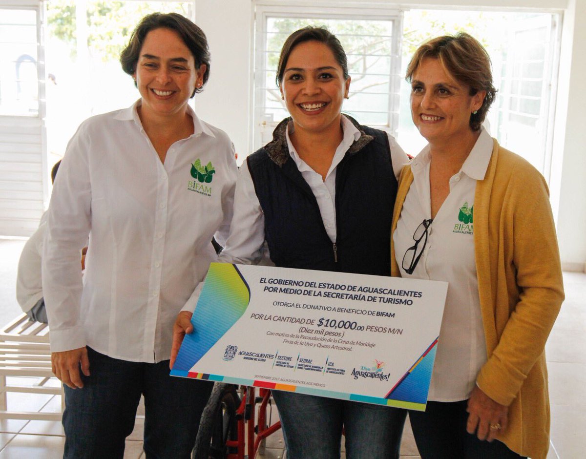 IrmaMedranoP's tweet photo. Hoy se hizo la entrega del donativo a #Bifam por 10 mil pesos que se recaudaron durante la cena maridaje de la Feria de la Uva y Queso https://t.co/DLJV210DnD