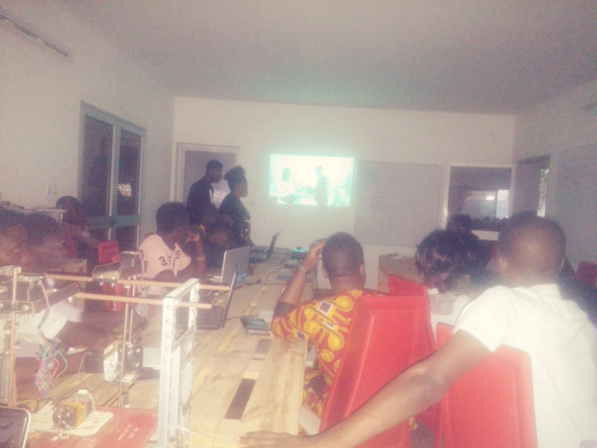 CoderBlak's tweet image. Presentation of the #Urbanattic project in #Woelab at the moment @LAfricaine_ @waziupIOT @urbanattic_  @senamekoff @felichepa @HackDav_