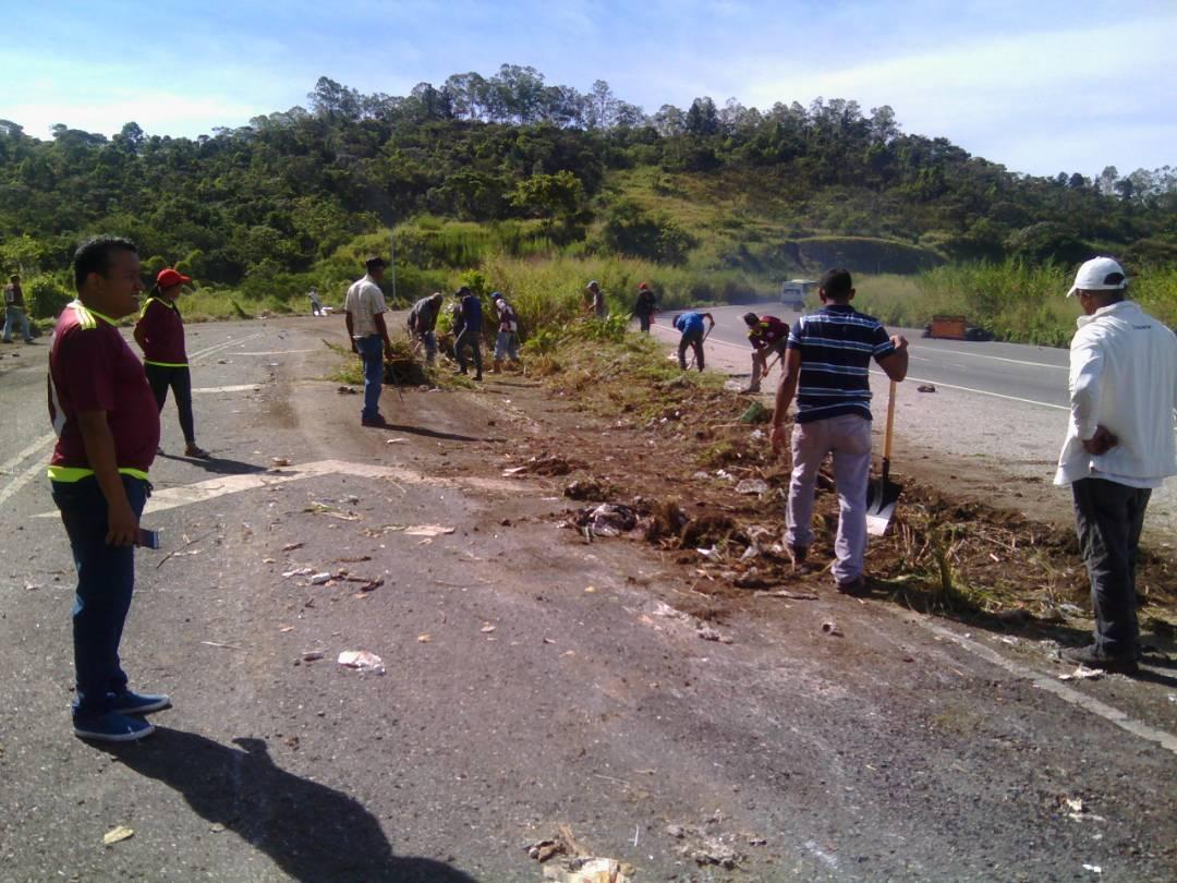 mirandalacava10's tweet photo. #MirandaTeQuieroConLacava10 @AlcaldeAchuelo colaborando con la limpieza de la trocha en Bejuma por instrucciones de @rafaellacava10 https://t.co/FiUiJ6y70K