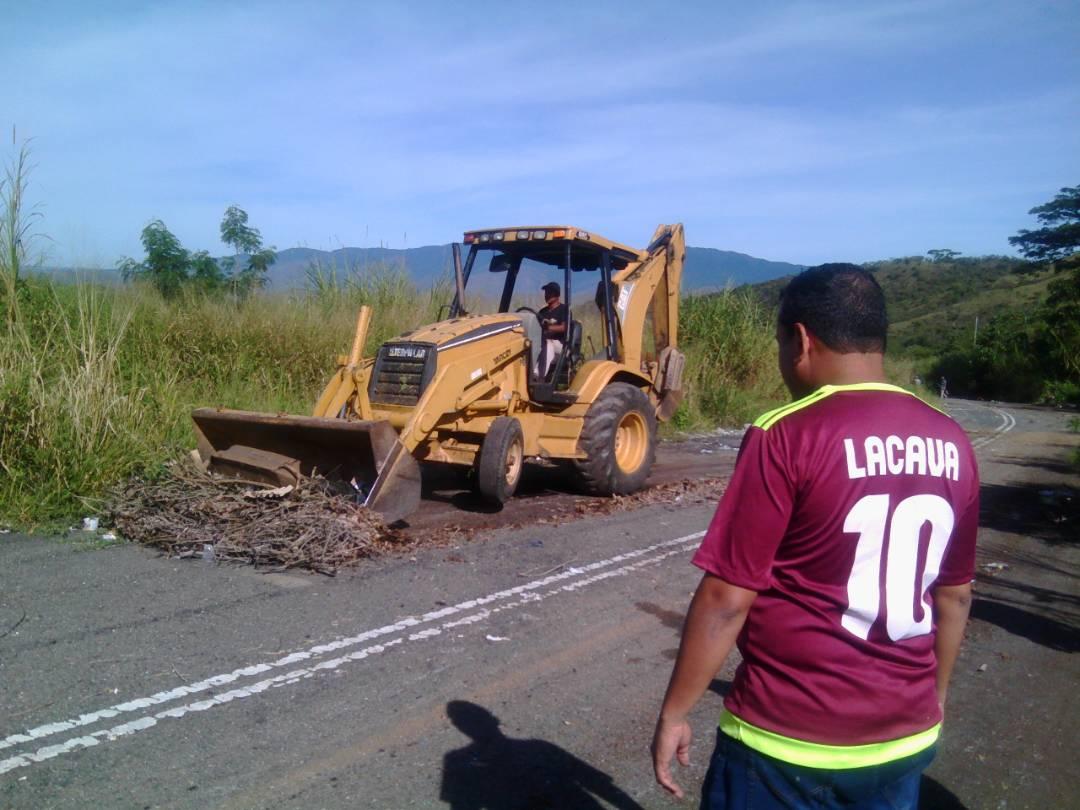 mirandalacava10's tweet photo. #MirandaTeQuieroConLacava10 @AlcaldeAchuelo colaborando con la limpieza de la trocha en Bejuma por instrucciones de @rafaellacava10 https://t.co/FiUiJ6y70K