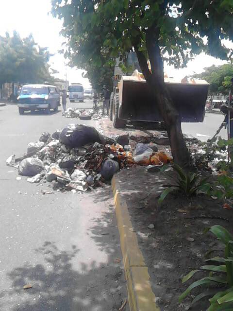 rafaellacava10's tweet photo. Seguimos recogiendo el desastre q crean los incompetentes e indolentes de quienes aspirar a dirigir a Carabobo. Irresponsables mil veces!!! https://t.co/DVue0pzgSm
