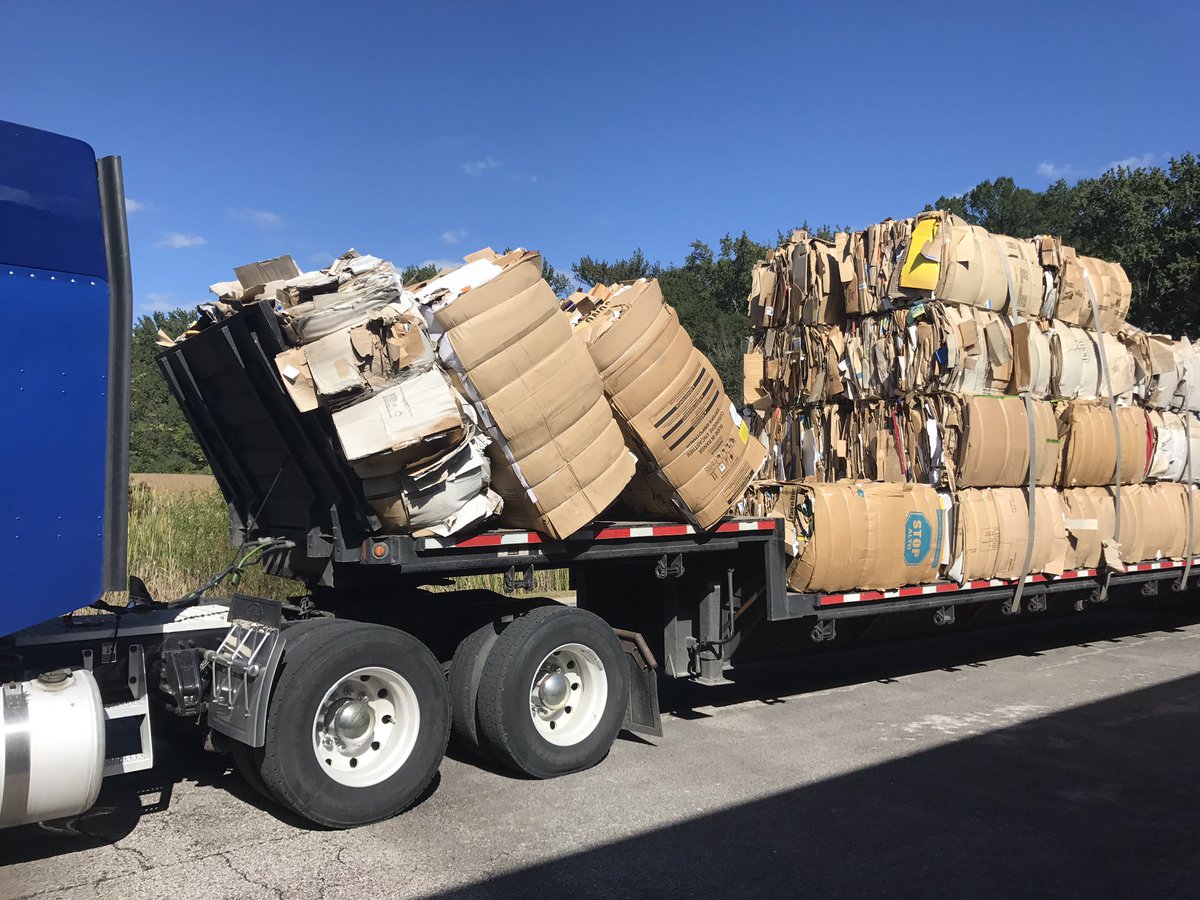 oldmanbeaston's tweet photo. Avoiding a distracted driver who was about to hit me head on this happened. #trucking https://t.co/1CTdD8xq57