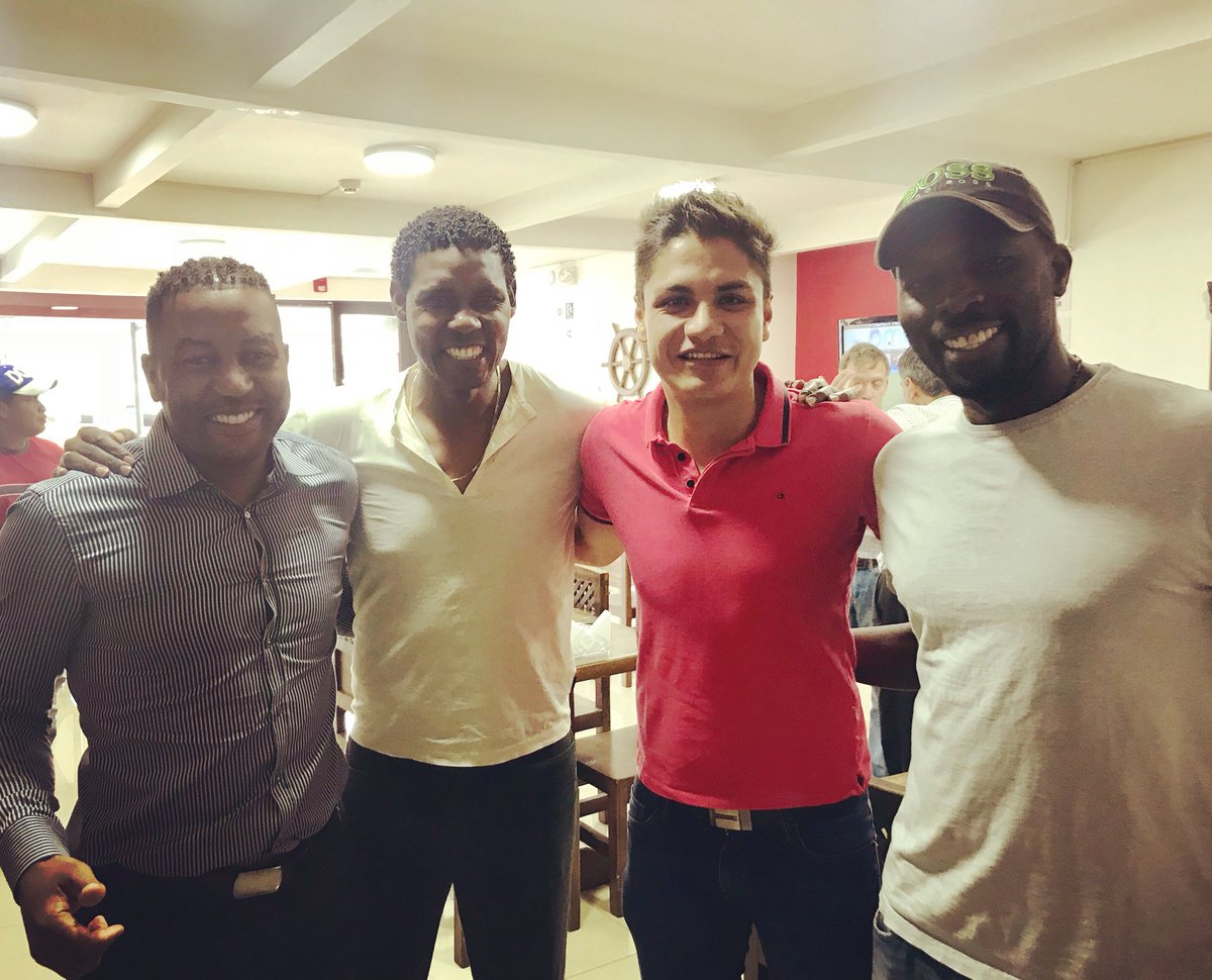 eduandinoe's tweet photo. En medio de 3 históricos d nuestro deporte, d aquellos q dejaban todo por #Ecuador.
#GratitudEterna Ulises, ‘Tin’ y ‘Sombra’ ✌️⚽️👍🏻 https://t.co/FMmHOxMceH