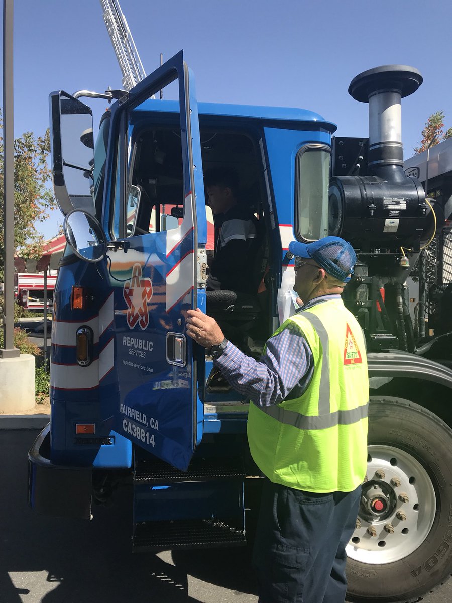 Dover_Bulldogs's tweet image. #dafis 8th graders at #kroccenter for Inspire:Dreams Start Now #FSUSD