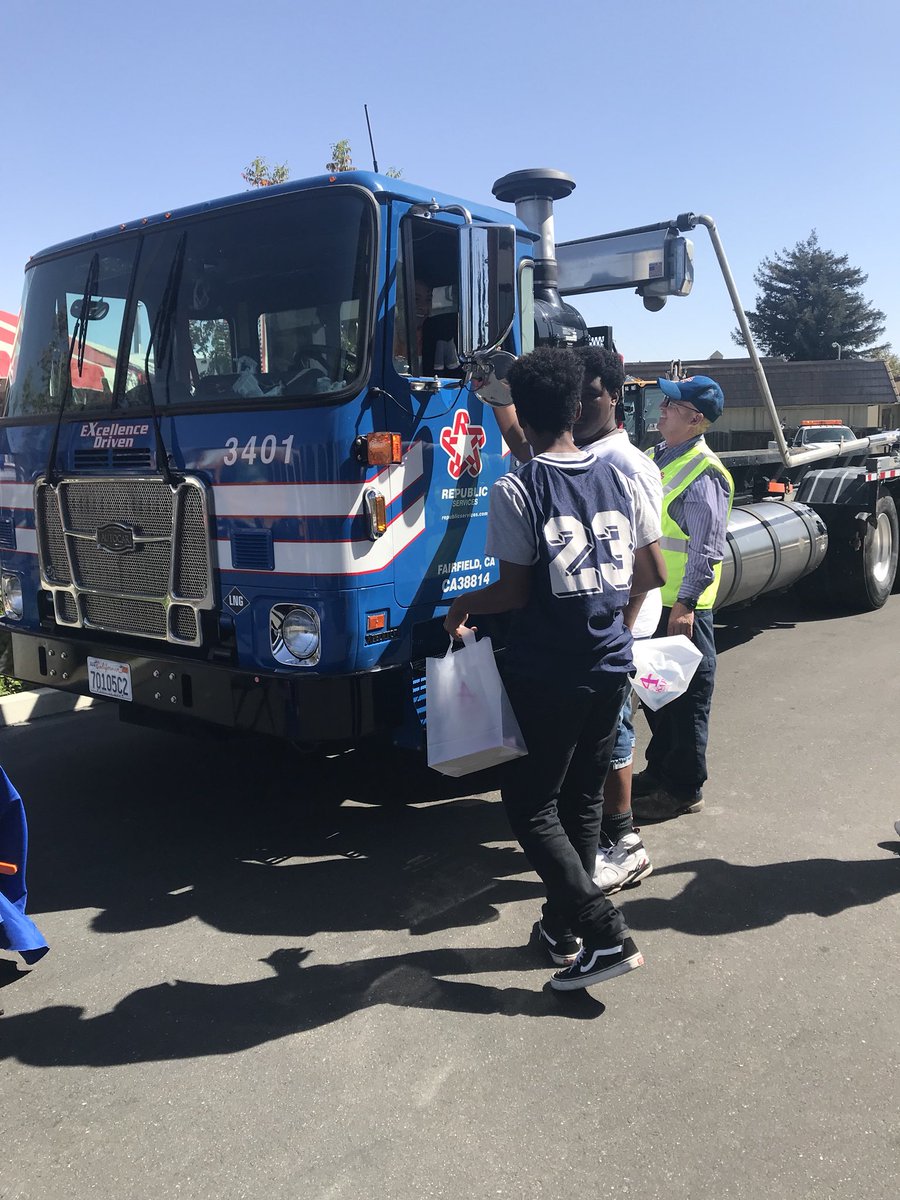 Dover_Bulldogs's tweet image. #dafis 8th graders at #kroccenter for Inspire:Dreams Start Now #FSUSD