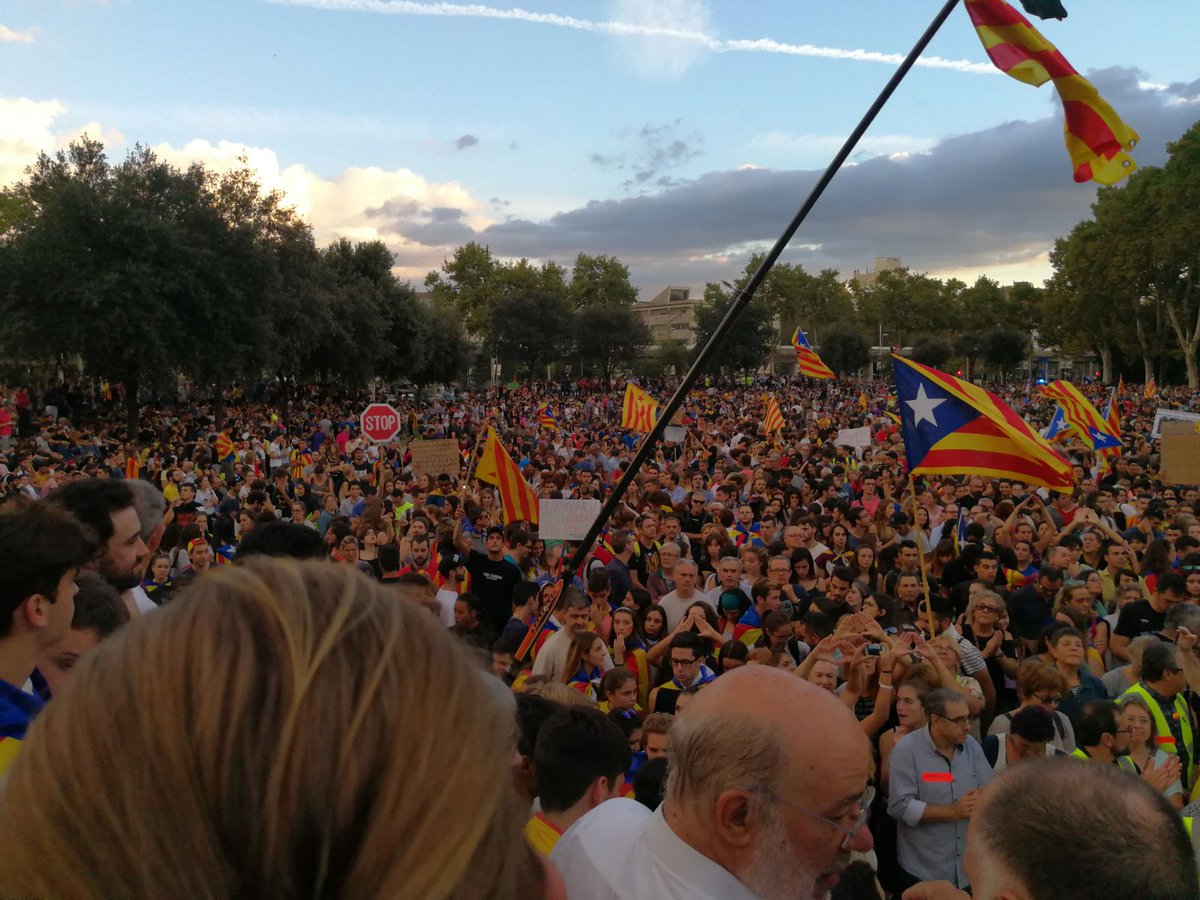 GironaVota's tweet photo. #3Oct #AturadaDePais #VagaGeneral30 Gràcies, mil gràcies! Avui Girona ha viscut la manifestació més gran de la història de la ciutat! https://t.co/U1dlHCxjkY