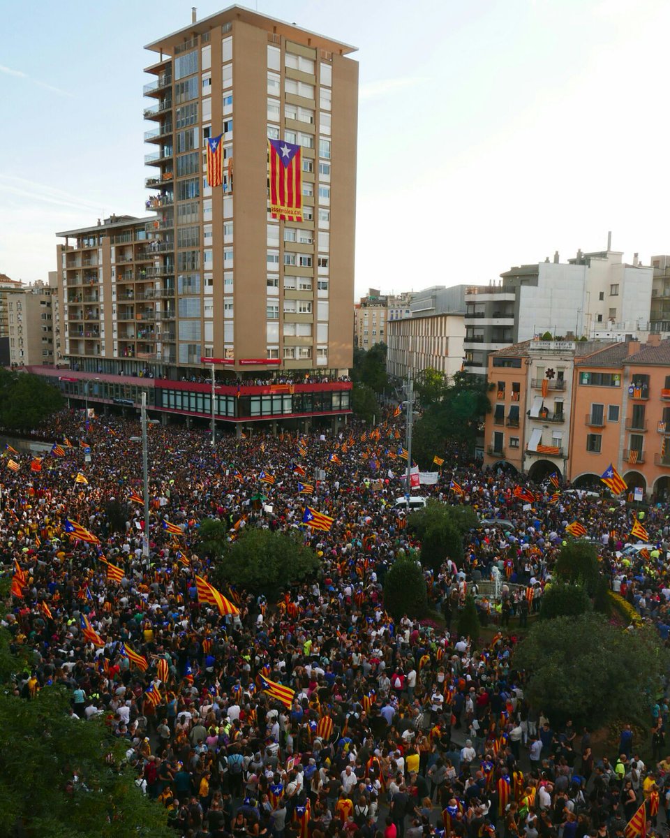GironaVota's tweet photo. #3Oct #AturadaDePais #VagaGeneral30 Gràcies, mil gràcies! Avui Girona ha viscut la manifestació més gran de la història de la ciutat! https://t.co/U1dlHCxjkY