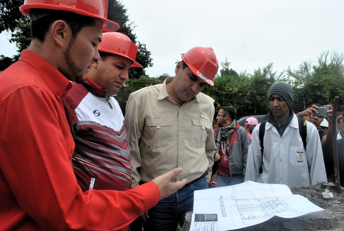 hugbelpsuv's tweet photo. En #MÉRIDA inspeccionando el comienzo de obra de lo que será la nueva sede de la @ubv. Importante inversión para la educación universitaria! https://t.co/l7GSmm2S4K