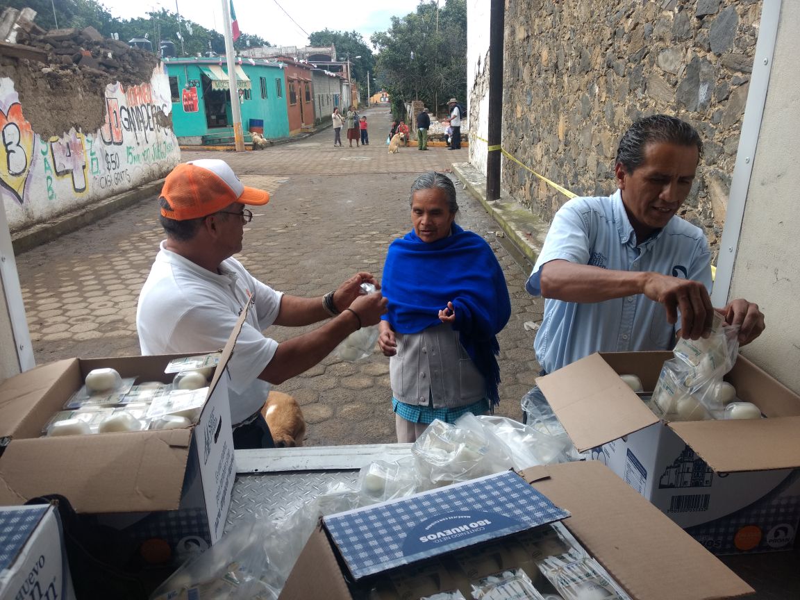 #SeguimosAyudando 💙el fin de semana pasado estuvimos en  Atzitzihuacán, #Puebla entregando huevocados. #60DíasConMéxico https://t.co/eqOMnT4ZLv.