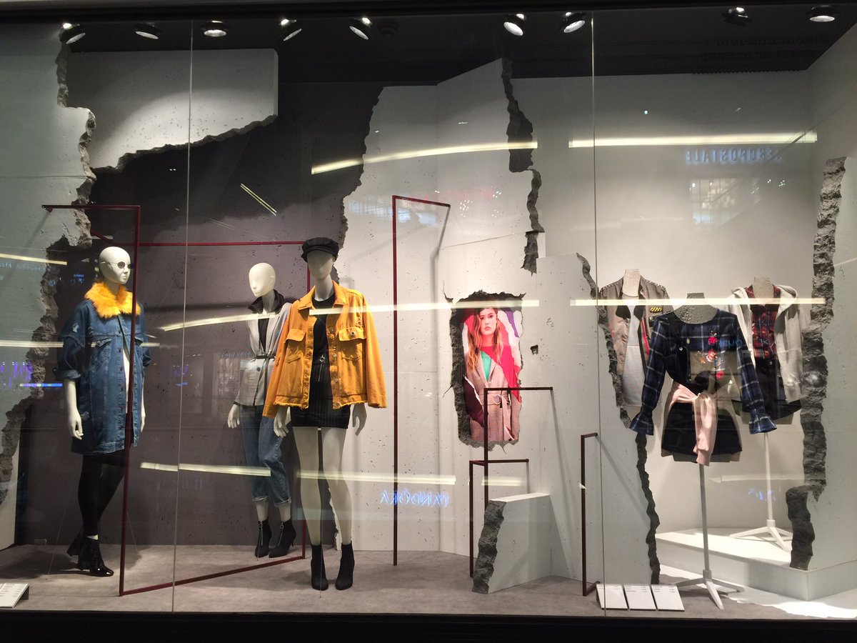 UOrval's tweet photo. La marca Bershk  ha sido blanco de críticas por la presentación de sus vitrinas. ¿Tú que opinas?
https://t.co/lB95Eg8Cud https://t.co/Q8I6lcAG29