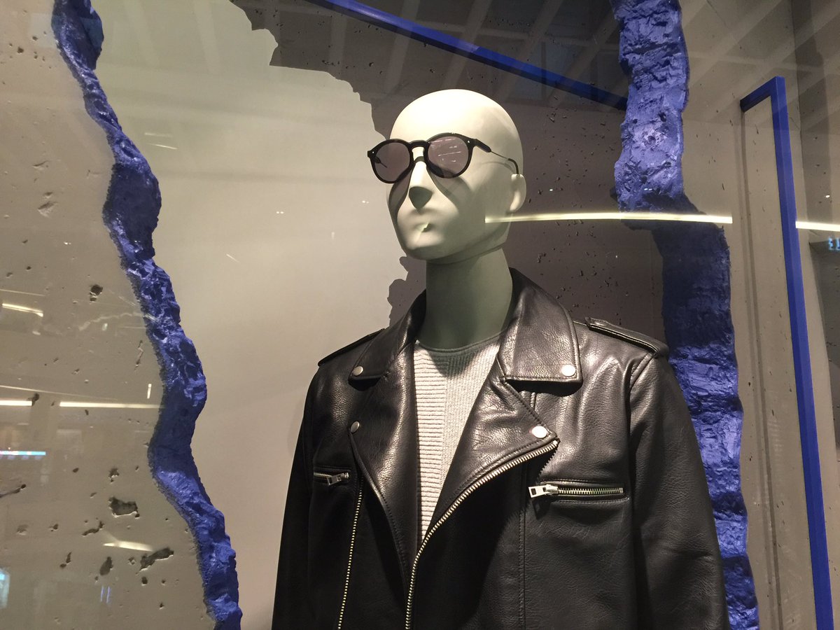 UOrval's tweet photo. La marca Bershk  ha sido blanco de críticas por la presentación de sus vitrinas. ¿Tú que opinas?
https://t.co/lB95Eg8Cud https://t.co/Q8I6lcAG29