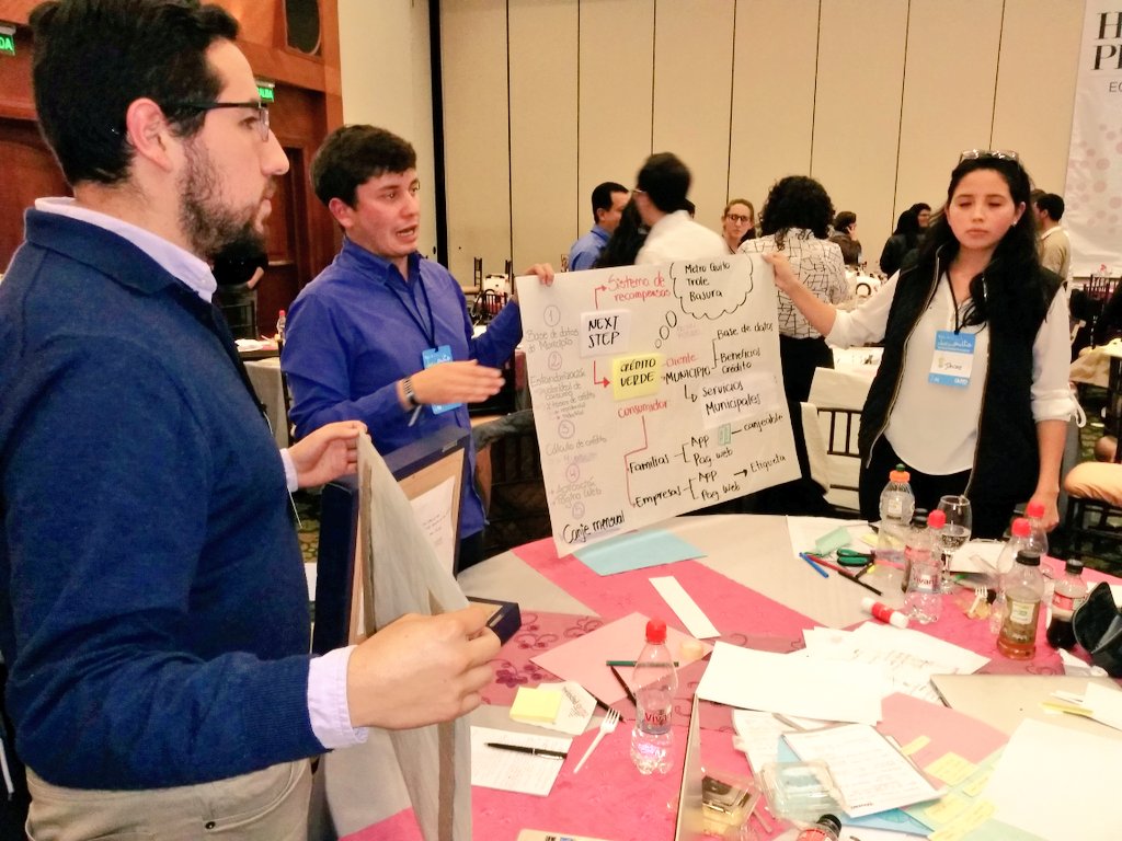 ConquitoUIO's tweet photo. Participantes testean sus proyectos, y la viabilidad de los mismos en un escenario simulado del mercado real. #EficienciaEnergetica. https://t.co/3aC4Qsuvhy