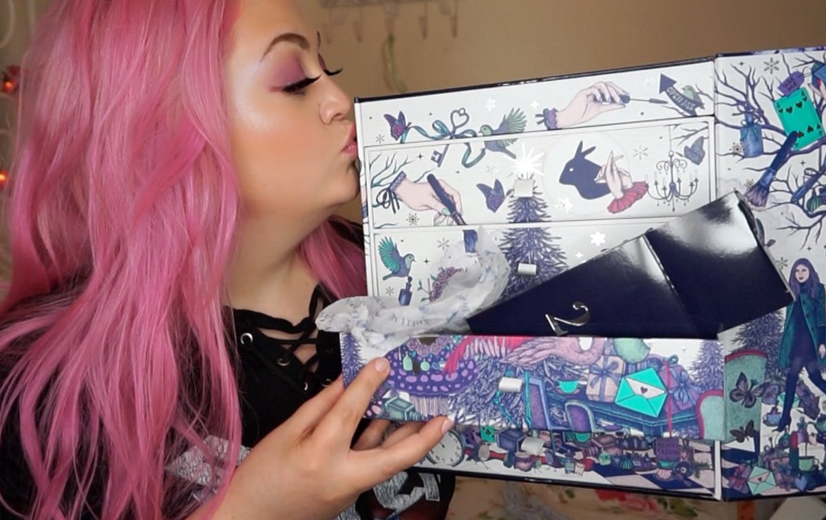 bethythunder's tweet photo. Wanna see what's inside this years @lookfantastic Beauty In Wonderland advent calendar? 😍🎄✨ Click the link below, but beware, there are SPOILERS! #LFAdventCalendar #LFBeautyBox
https://t.co/4qIAuBLQEU https://t.co/zJjVkFVQTd