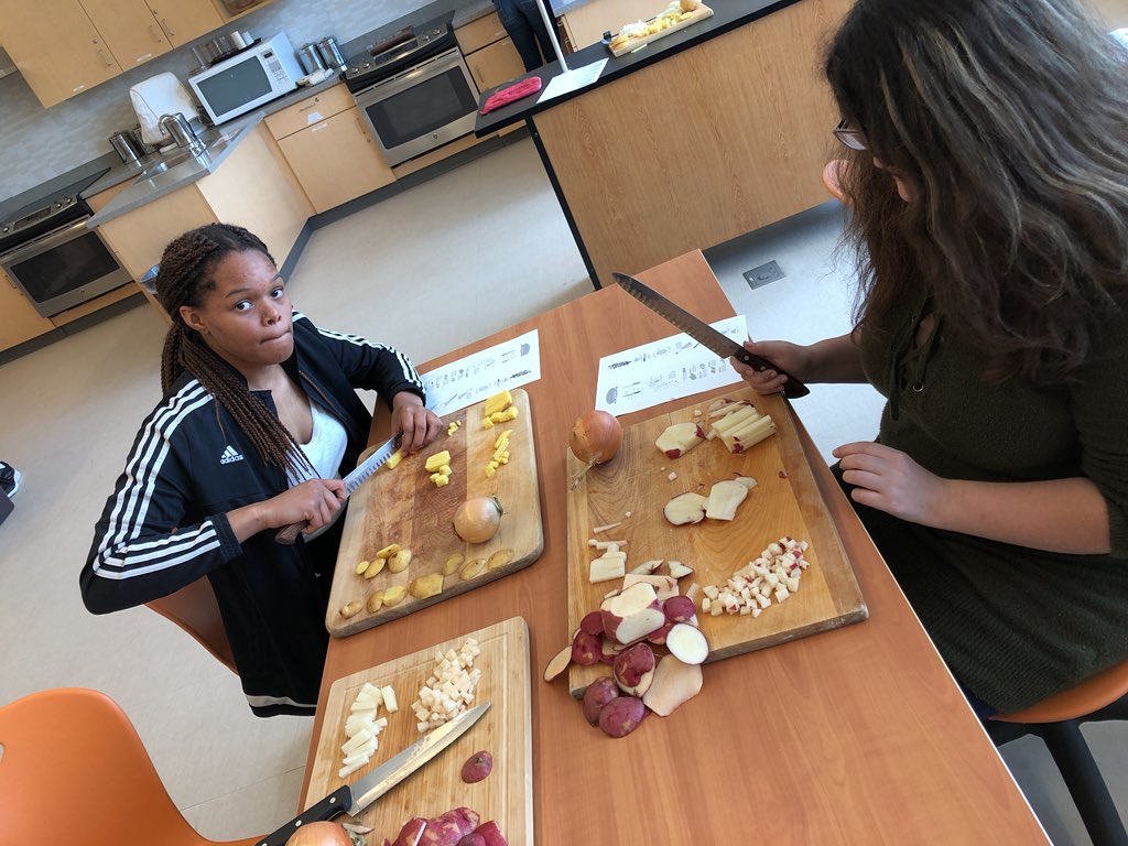 FCS_MissCarta's tweet photo. Professional chefs in the making!! Trying out different style knife cuts today 👩🏼‍🍳👨🏾‍🍳🔪🥔🍟 https://t.co/2SiLdnoa5X