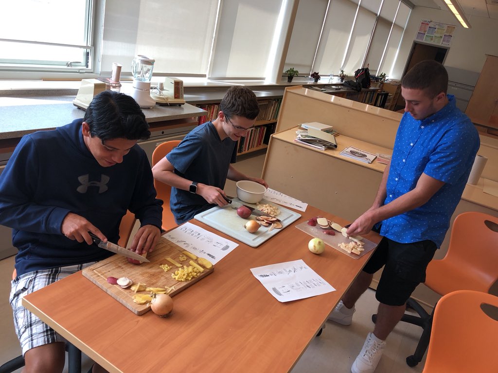 FCS_MissCarta's tweet photo. Professional chefs in the making!! Trying out different style knife cuts today 👩🏼‍🍳👨🏾‍🍳🔪🥔🍟 https://t.co/2SiLdnoa5X