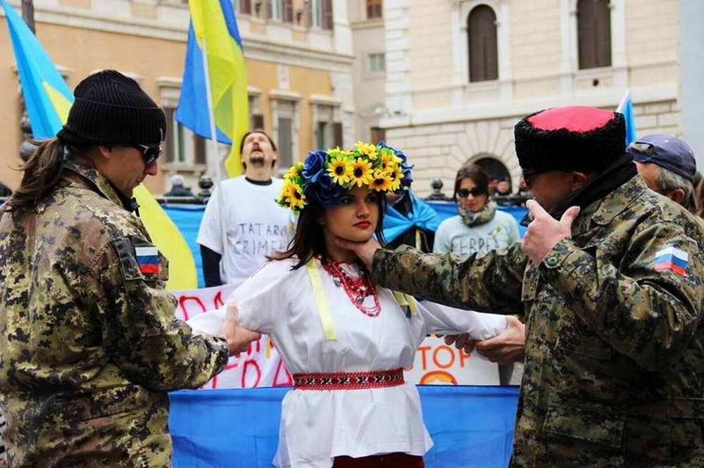 Почему украина плохая. Украинка с флагом. Современные украинцы. Жители Западной Украины. Девушка с украинским флагом.