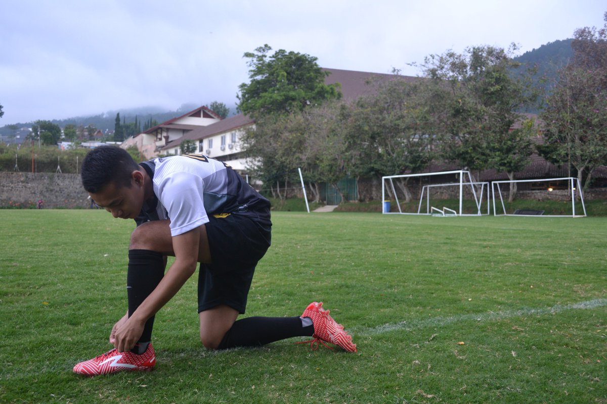 Ikat Talimu! jangan sampai lepas!
Seperti cintaku padamu yang akan kuikat selalu ke hatimu agar tak lepas