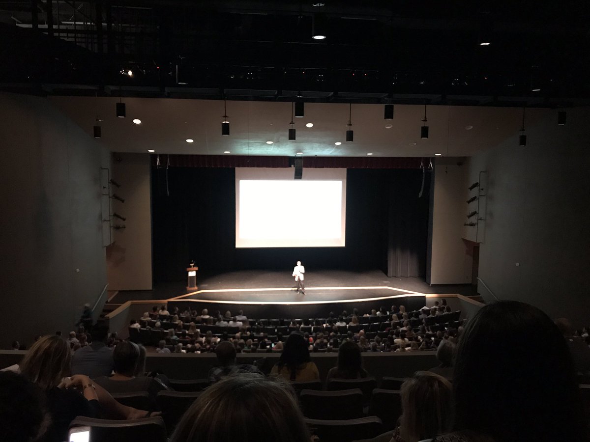 LeerPara3ro's tweet photo. ¡Qué bueno ver al equipo @FortyCarrots tan preparados con 1,000 invitados para ver al @DrDanSiegel en #RiverviewHS! #GLReading @CFSarasota https://t.co/GoTTGybGNP