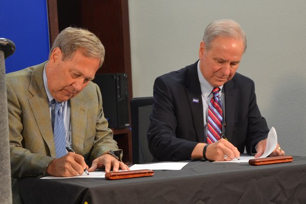 IowaNursing's tweet photo. Big news out of Des Moines today! DMACC, @uiowa announce new 3+1 nursing partnership: https://t.co/ONkL0ODmP7 #IowaNurses @DMACCNews https://t.co/VtBoreMvYz
