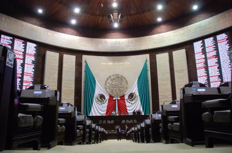 ElFinanciero_Mx's tweet photo. Diputados del PRI revientan sesión y se arma jaloneo en San Lázaro https://t.co/n9B7tSrhUD https://t.co/LhCX4xIepN