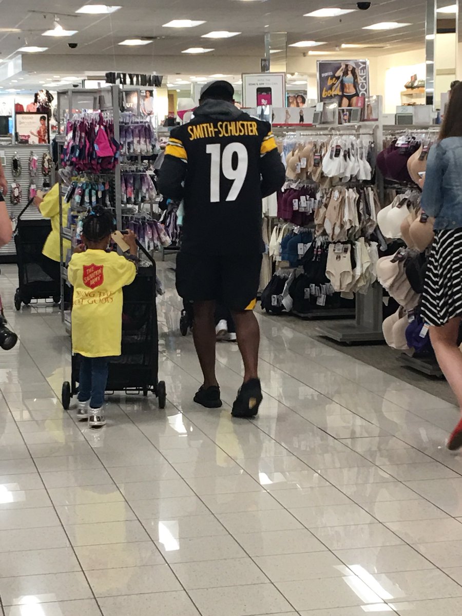ProjectBundleUp's tweet image. Thank you @steelers for kicking off the shopping season with us today! These kids will never forget this amazing experience!