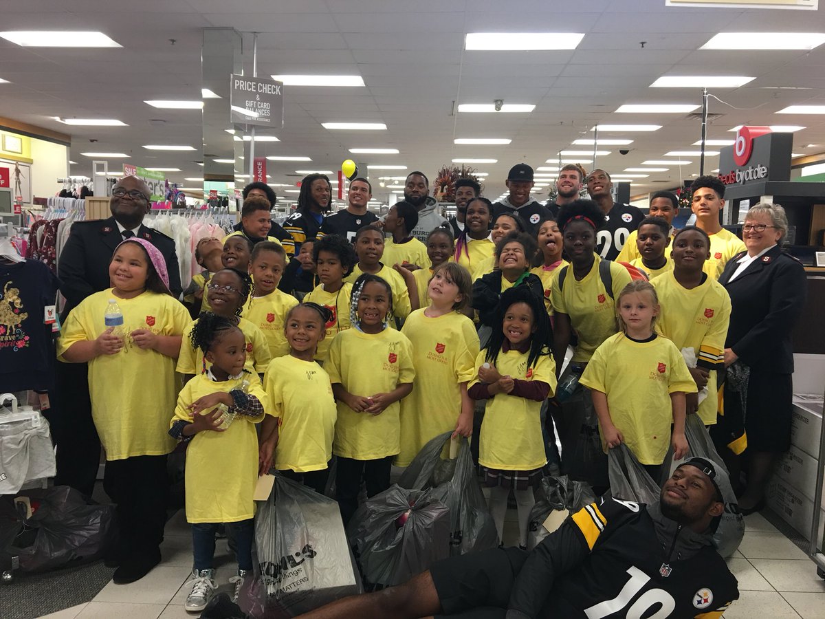 ProjectBundleUp's tweet image. Thank you @steelers for kicking off the shopping season with us today! These kids will never forget this amazing experience!